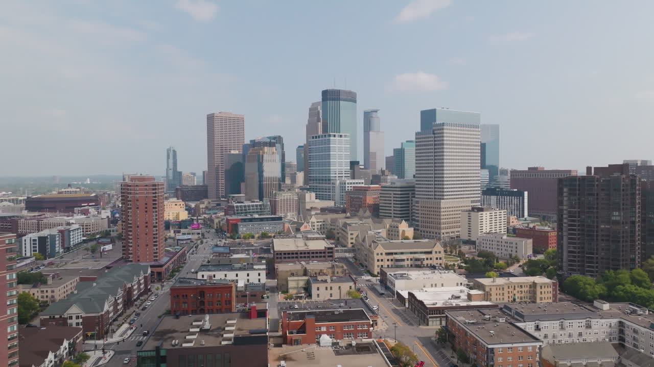 Panorama aereo dello skyline di Minneapolis durante il giorno.