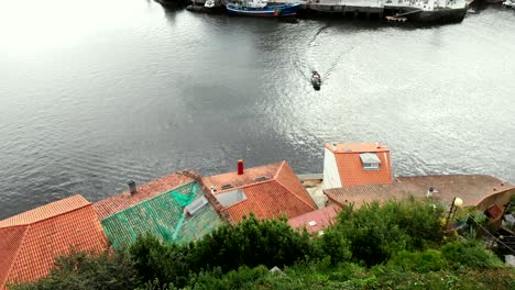 vista aerea de un barco pasando sobre el