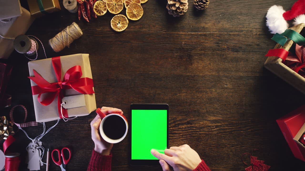 sesión de artesanía de navidad con tableta de pantalla verde