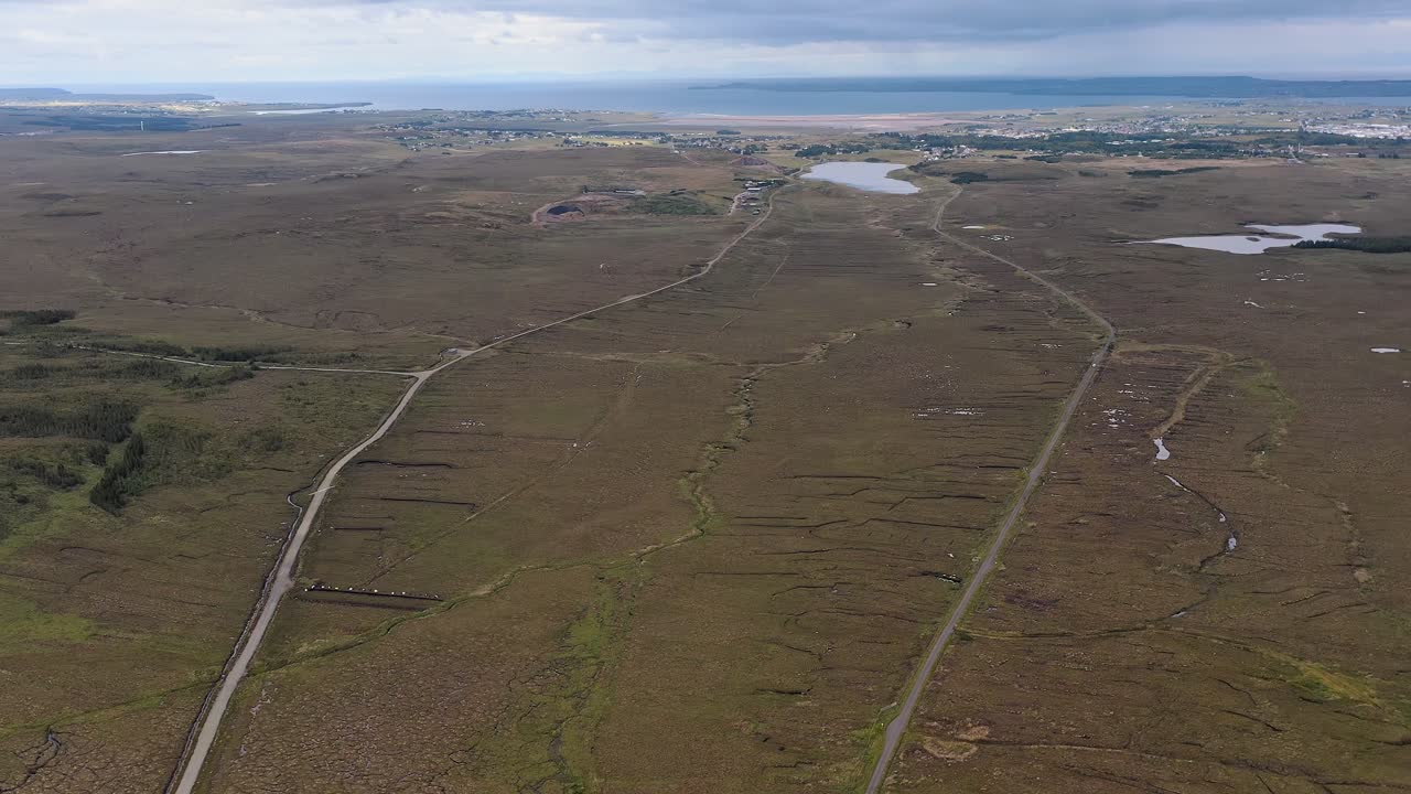 Ripresa con drone di strade di torba sul paesaggio della brughiera intorno a Stornoway sull'isola di Lewis.