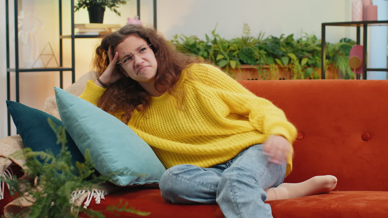 una adolescente en casa sufre de un problema de situación injusta, ruptura, depresión, sentirse mal, agotamiento