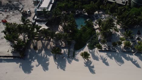 Vista-Aérea-Cinematográfica-De-La-Gran-Casa-Malca,-Lujoso-Hotel-De-Cinco-Estrellas-Frente-Al-Mar-Caribeño-En-La-Famosa-Ciudad-Turística-Maya-De-Tulum-En-México