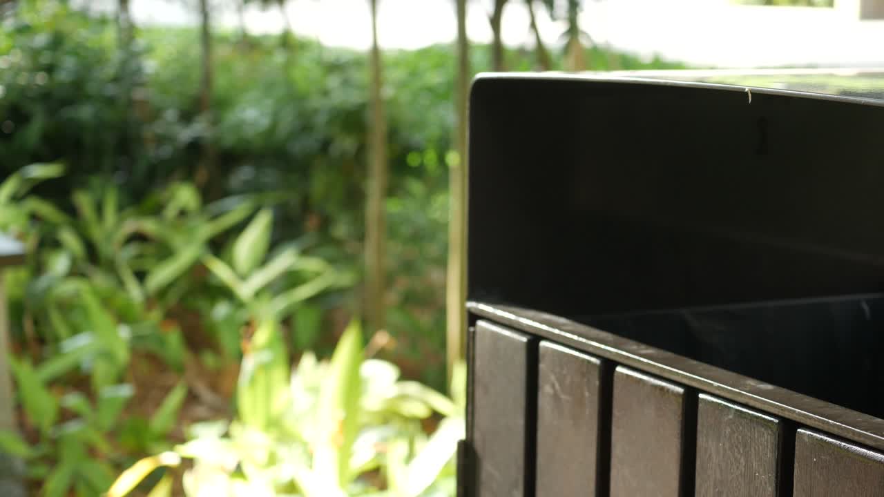 여자 들 이 빈 플라스틱 물 병 을 쓰레기통 이나 쓰레기통 에 손 으로 던지는 것