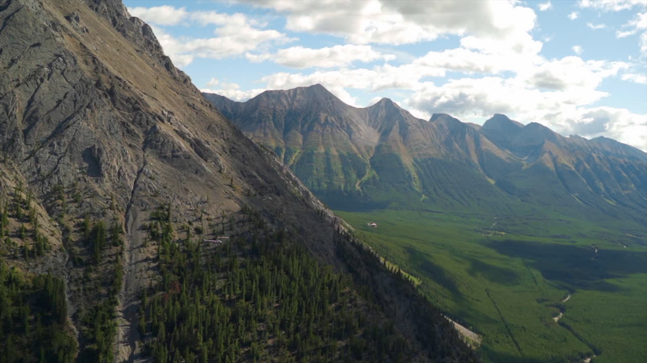 un emocionante recorrido en helicóptero por las montañas rocosas canadienses, impresionantes vistas aéreas de picos nevados, glaciares, ríos y bosques