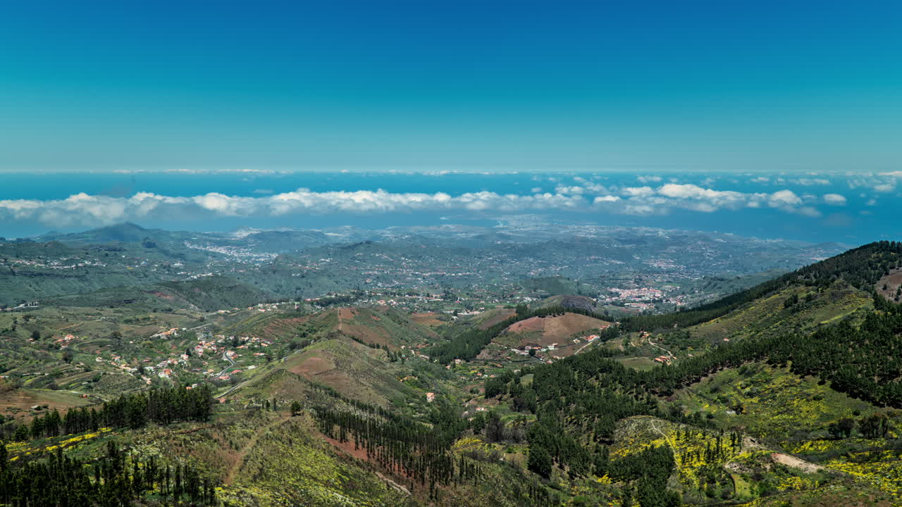 lapso de tiempo de un agradable día de verano en gran canaria con una vista panorámica desde las montañas hasta las palmas