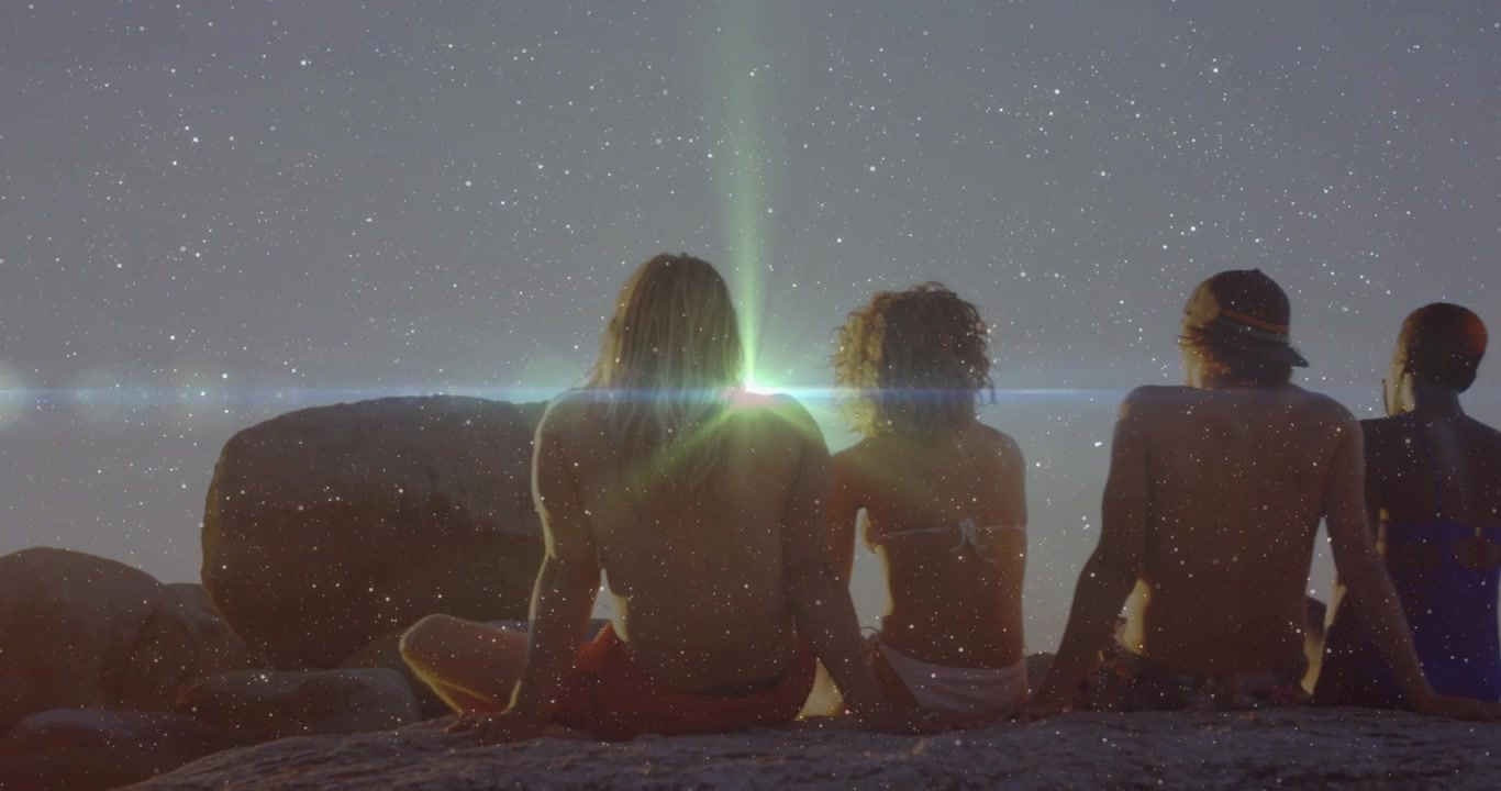 Amigos se juntando a quatro sentados em rochas, observando uma estrela com um feixe de reflexo de lente surgindo atrás da cabeça, em um cenário de astronomia.