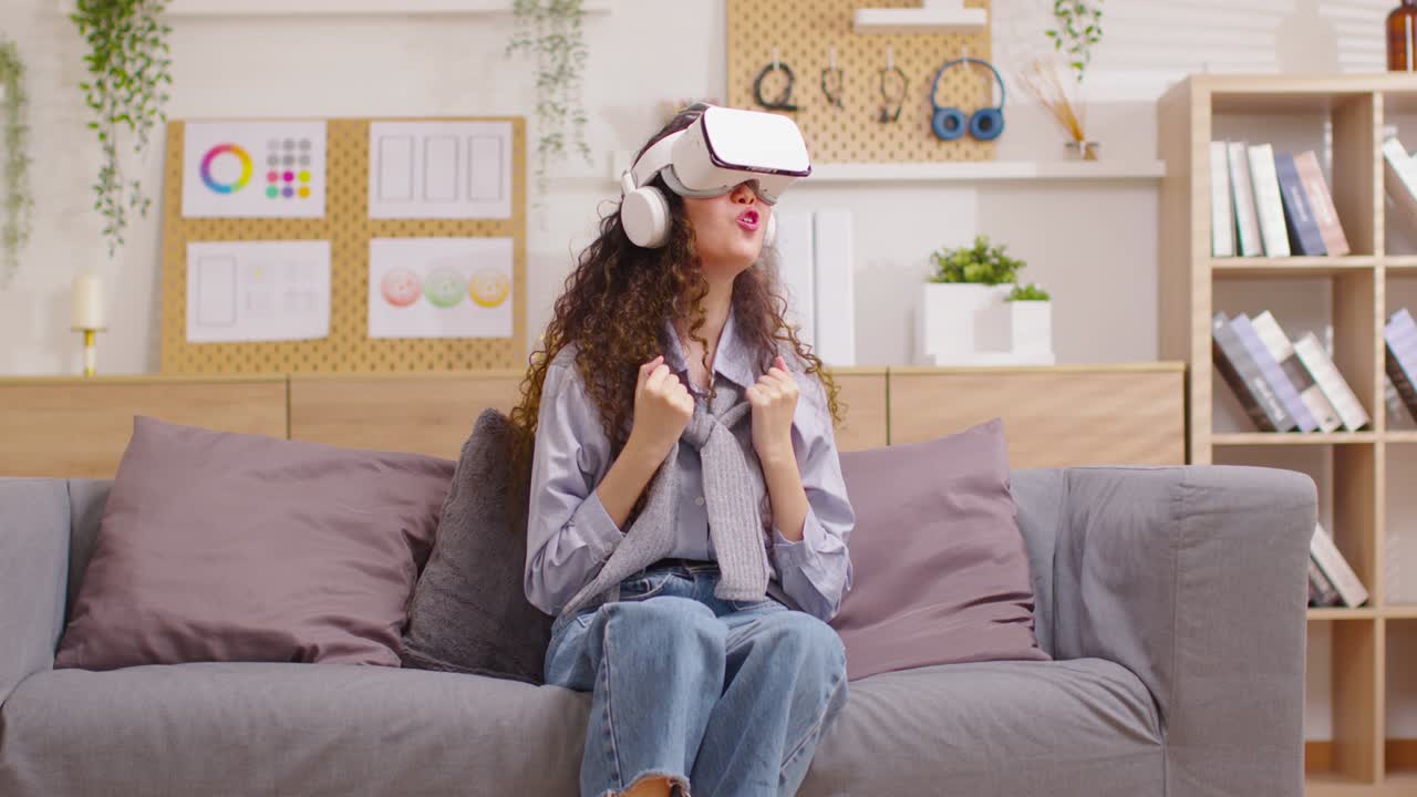 mujer asiática usando gafas de realidad virtual (vr) que apuntan a objetos en el metaverso. mujer joven con gafas usando vr disfruta en casa jugando emocionante viendo 360 grados en casa. metaverso de realidad virtual
