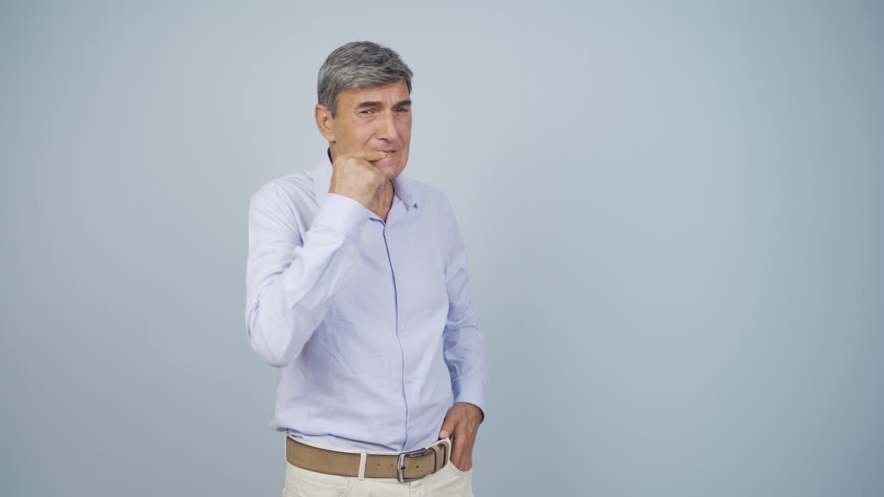 el viejo se está mordiendo las uñas.