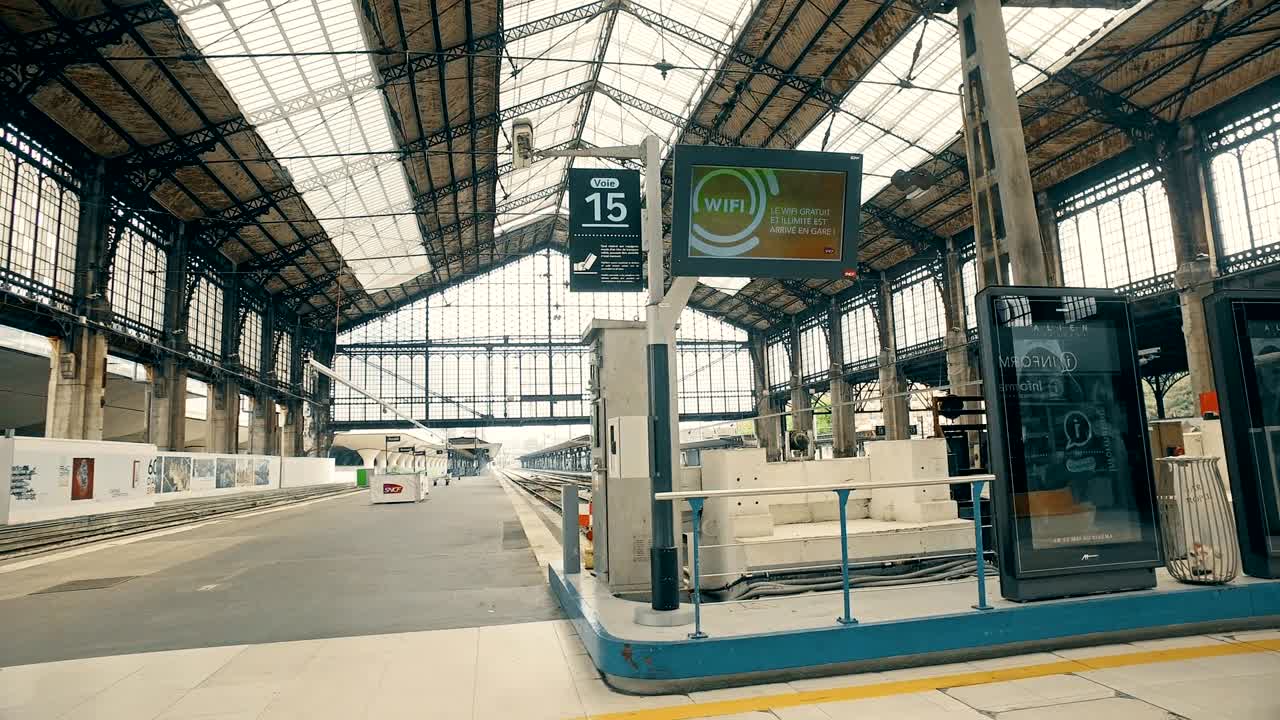 interior de la estación de austerlitz (paris austerlitz), que es una de las seis grandes estaciones ferroviarias terminales