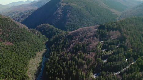 Vehículos-Que-Viajan-Por-Una-Montaña-Verde-Y-Exuberante-A-Través-Del-Paso-Bratocea-Y-La-Serpentina-Cheia-En-Rumania