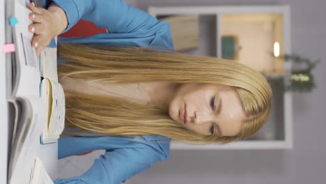 video vertical de una estudiante con enfermedad de la simetría.
