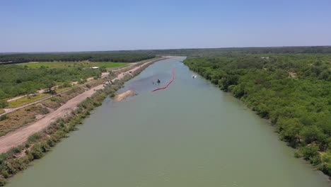 Patrulla-Fronteriza-Mientras-Patrullan-El-Río-Grande,-La-Frontera-Entre-México-Y-Estados-Unidos,-Utilizando-Un-Aerodeslizador.