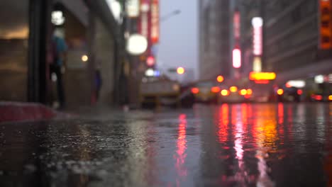 gotas de lluvia cayendo en las calles de taipei 06