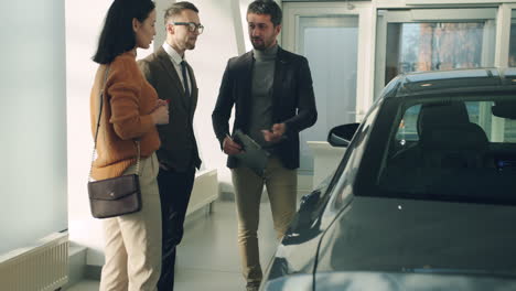 asesoramiento de clientes de salones de exhibición de automóviles