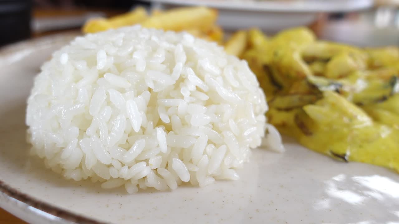 plato de arroz blanco con acompañamiento