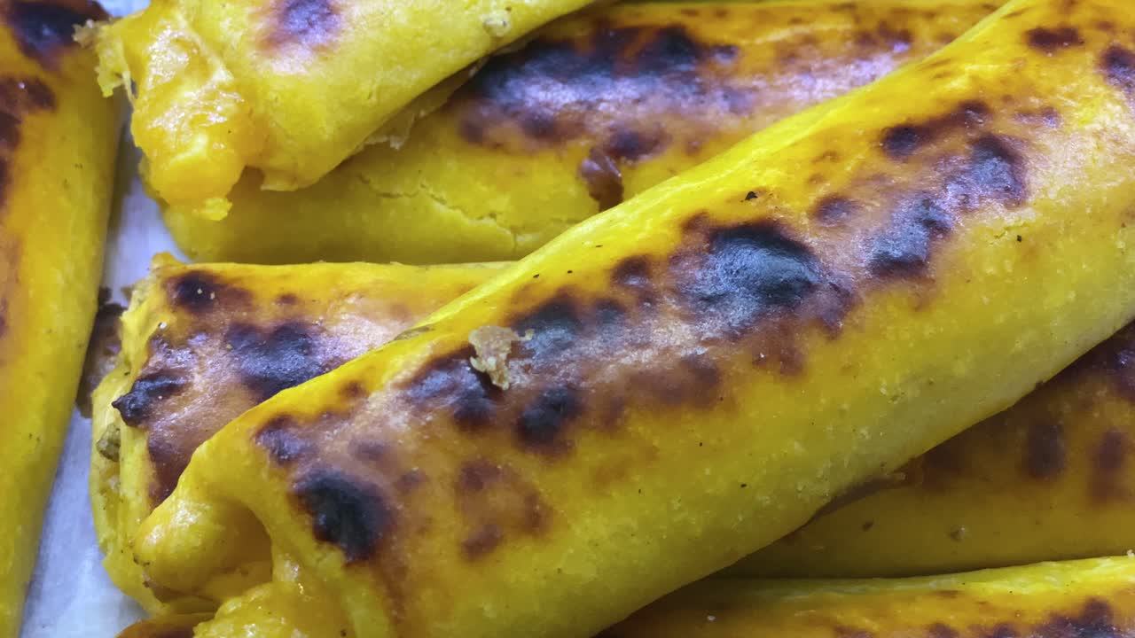 가장 신선한 노란색 케이크는 오븐에서 새로 나왔고, 따뜻함과 유혹적인 향기를 발산합니다.