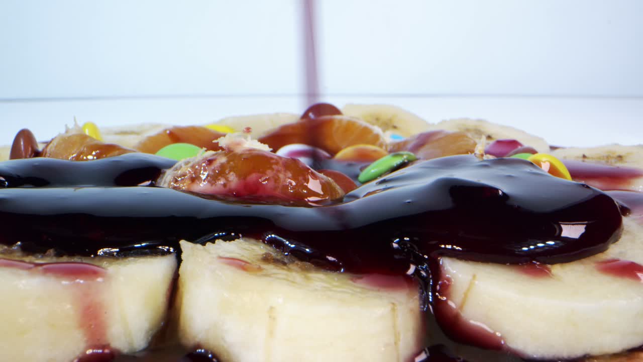 크레프에 바나나 만다린과 라즈베리 소스