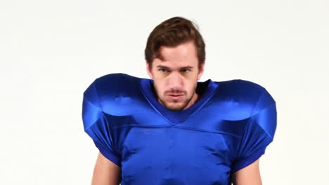 jugador de fútbol americano sosteniendo la pelota