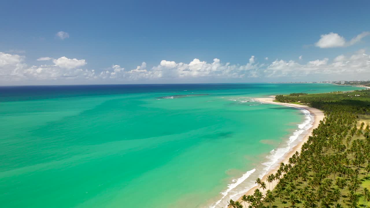 Video drone della spiaggia di Ipioca ad Alagoas, Brasile