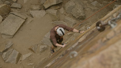 escalador en una roca de pared