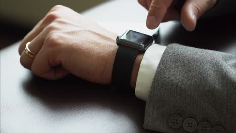 hombre usando un reloj inteligente