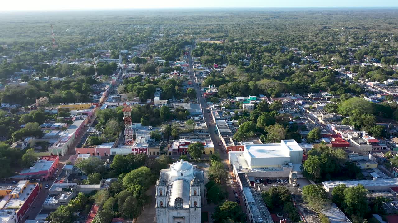 alto impulso aéreo y vuelo sobre la catedral de san gervasio en valladolid, yucatán, méxico
