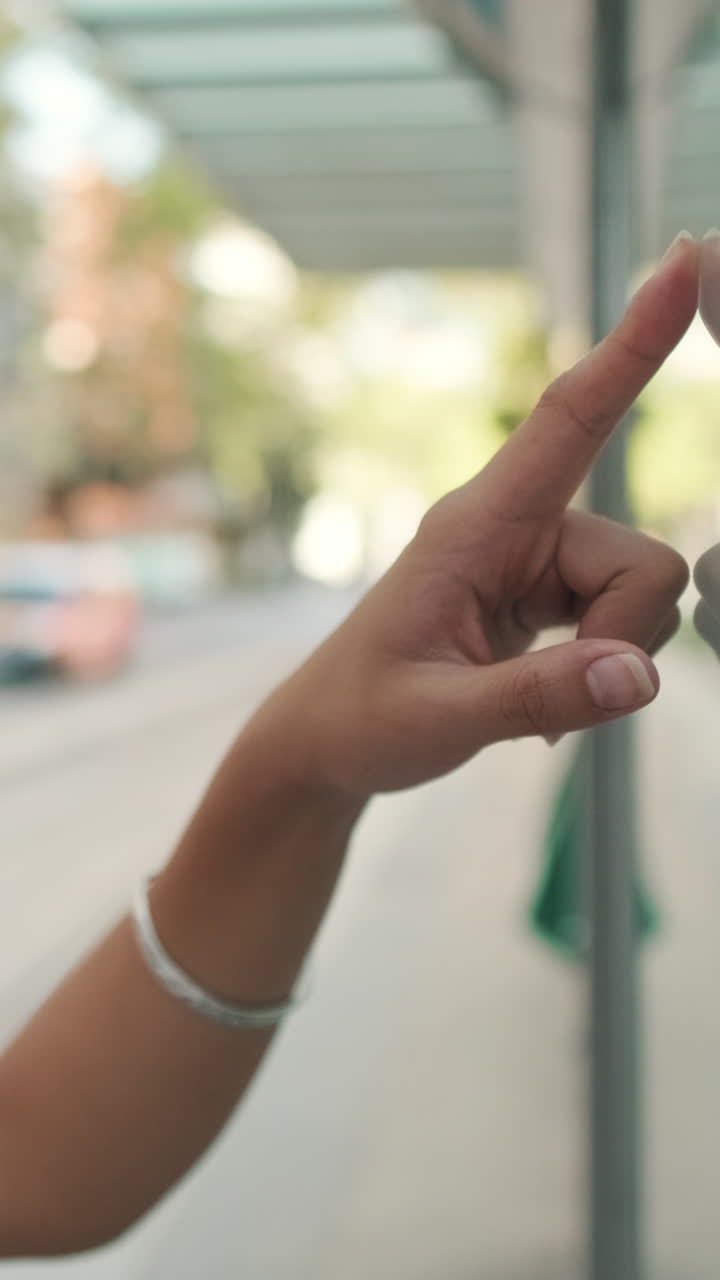 Mano che tocca lo schermo di vetro