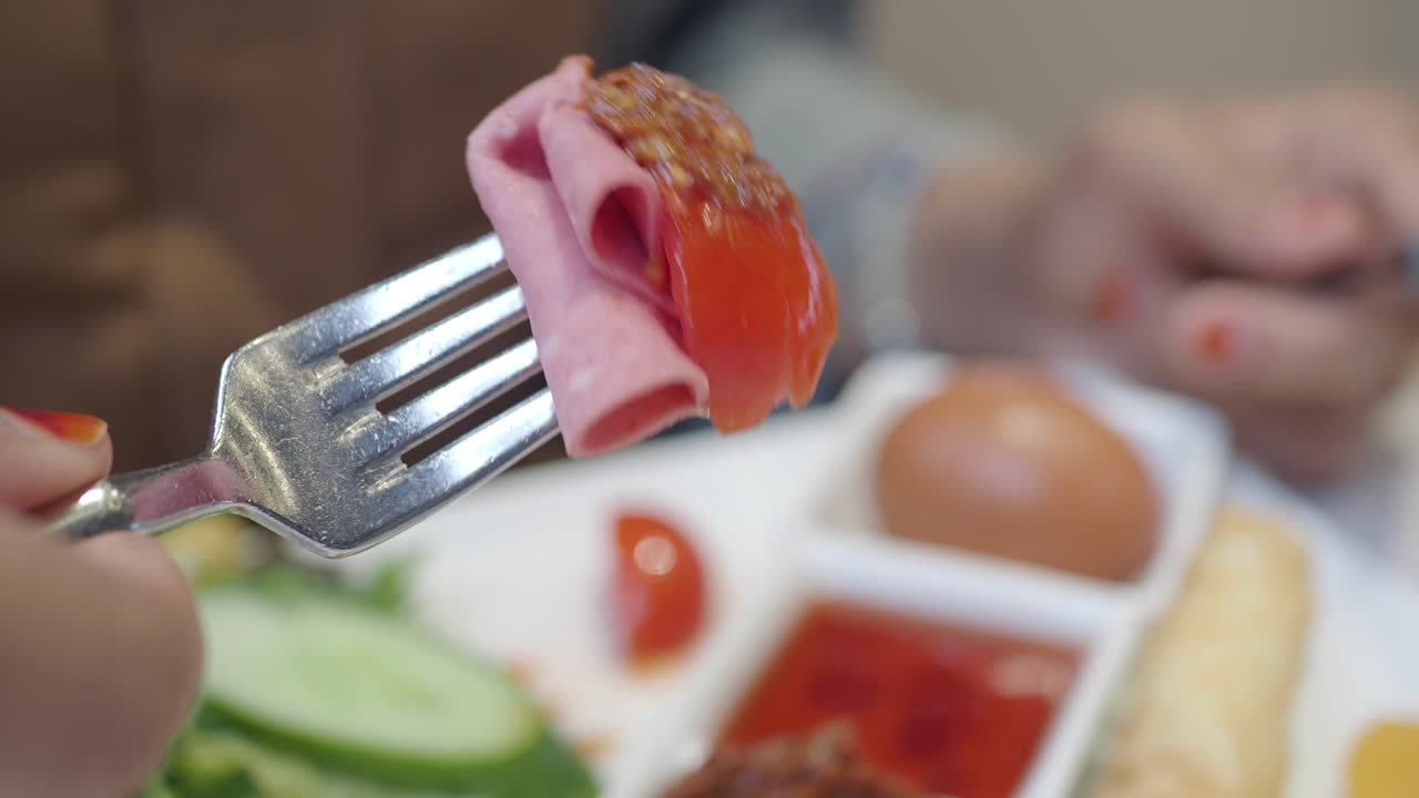 아침 식사를 하는 사람 의 근접 사진