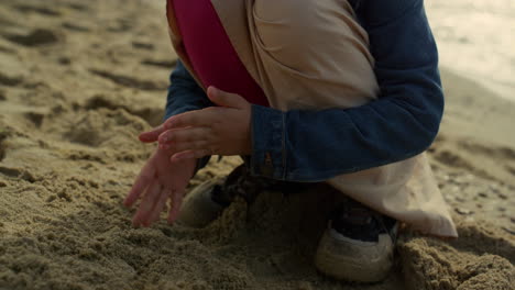 Kind-Spielt-Strandsand-Am-Meer.-Kleines-Mädchen,-Das-Spaß-An-Der-Küste-Des-Urlaubsmeeres-Hat.