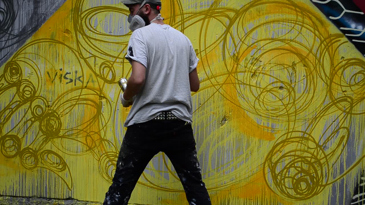 Processo di Creazione di Graffiti, Recinzione. L'Artista Disegna Graffiti