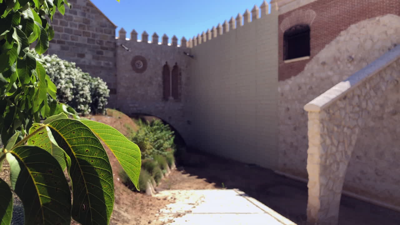 bodega gotica는 루에다-5 시에서 여러 세대에 걸쳐 포도를 생산해 온 가족 기업입니다.