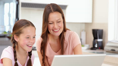 Madre-Usando-La-Computadora-Portátil-Con-Su-Hija