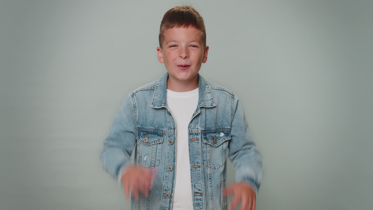 웃긴 괴롭힘 어린아이 소년은 혀를 보여주고 어리석은 얼굴을 만들고, 농담하고, 농담하며, 조롱합니다.