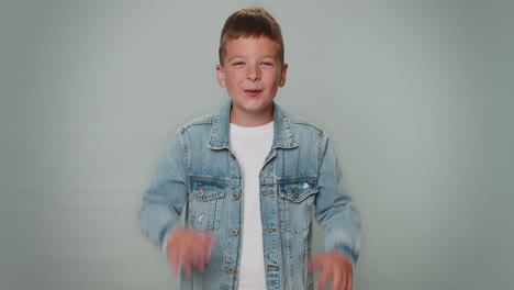 niño niño chico gracioso que muestra la lengua haciendo caras tontas, haciendo tonterías, bromeando, burlándose