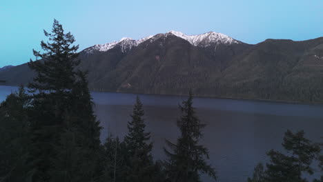 Nimpkish-Lake-Im-Morgengrauen:-Bewaldete-Gipfel-Und-Schneebedeckte-Schönheit