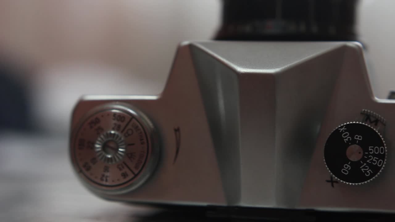 панорамный снимок старой винтажной ретро камеры на спине