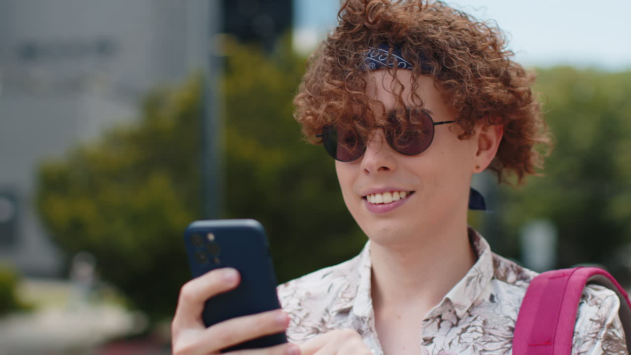 turista feliz usando su teléfono inteligente escribiendo mensajes de texto navegando por internet aplicaciones web de redes sociales