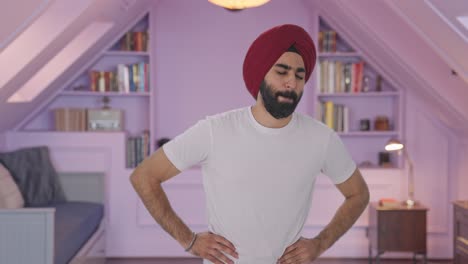 hombre indio sikh enfermo que sufre de dolor de estómago