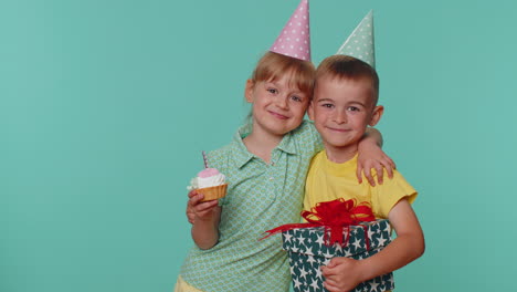 crianças felizes menino menina irmãos amigos comemorando aniversário soprando velas no bolo fazendo um desejo