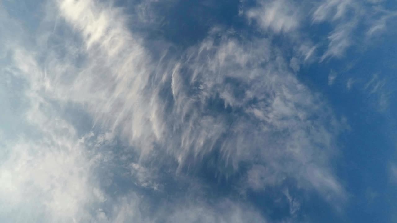 푸른 하늘 위의 아름다운 구름