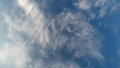 hermosas nubes sobre el cielo azul