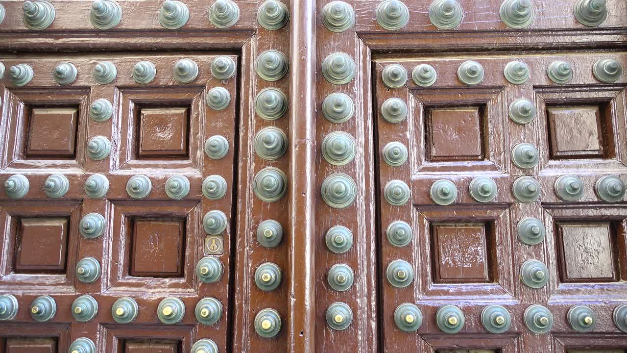 İspanyol tarzında antik bir kapı. Toledo, İspanya. İspanya'da çekim.