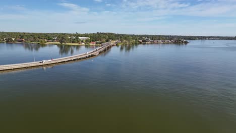 Antena-Acercándose-Al-Tráfico-En-El-Puente-Y-Mirando-Hacia-Mulwala-Resort-En-Nueva-Gales-Del-Sur,-Australia