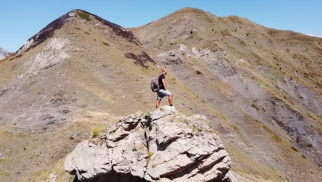 Hombre-En-La-Cima-De-La-Montaña-En-El-Parque-Nacional-De-Prokletije,-Montenegro---Círculo-Pan