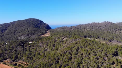 colinas de ibiza panorámica con avión no tripulado