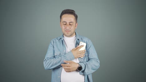 행복하게  ⁇ 드폰을 심장에 올리는 사람.