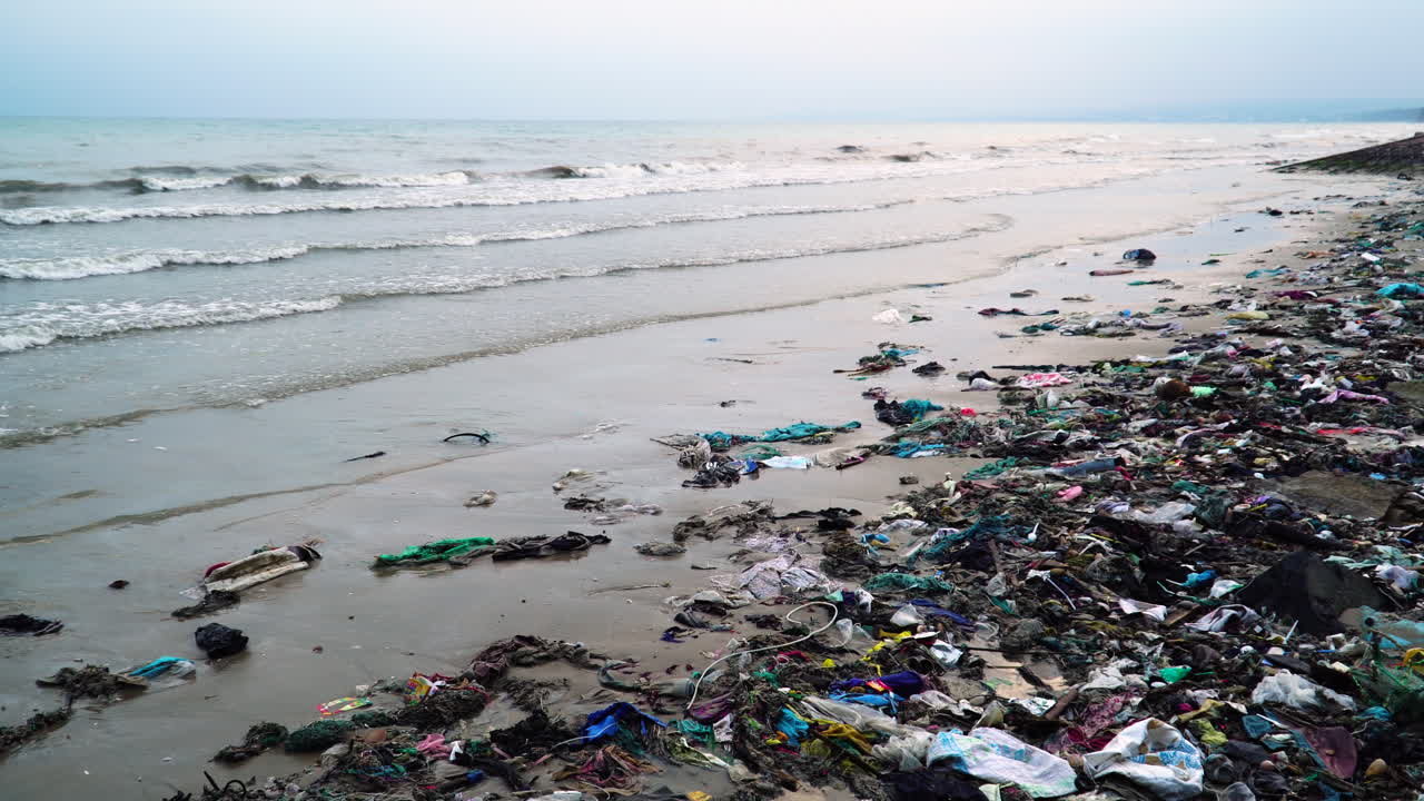 orilla de la playa contaminada con basura oceánica