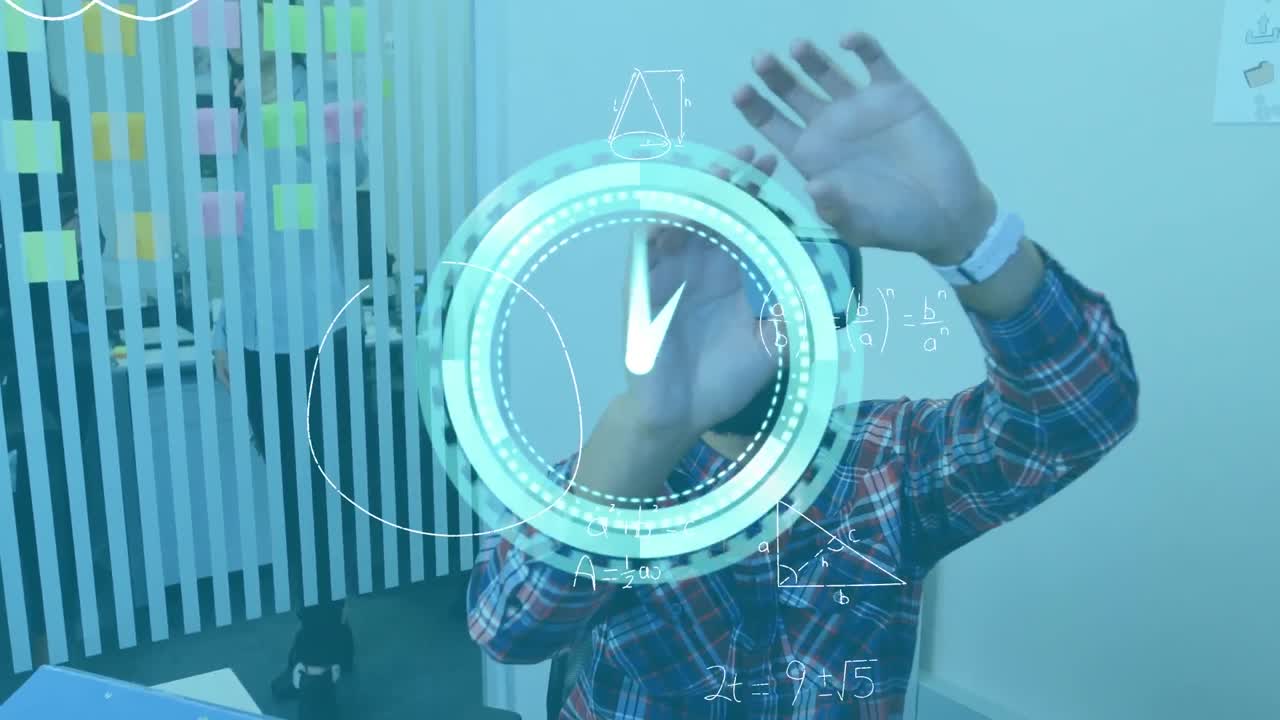 animación de reloj y fórmulas matemáticas sobre hombre de negocios usando auriculares vr