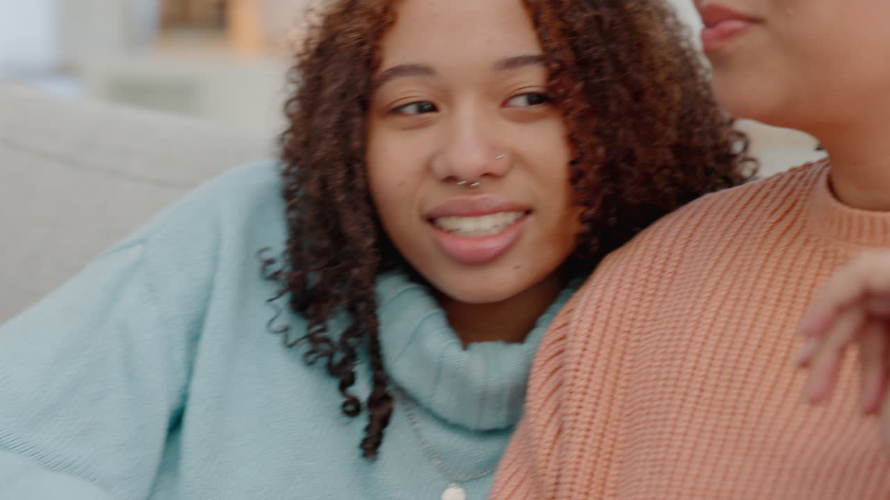 libertad, relajarse y una pareja de lesbianas riendo