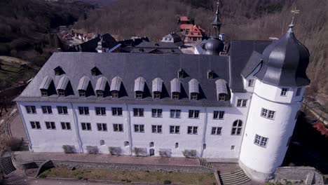 el castillo de stolberg se inclina hacia arriba en el harz en alemania